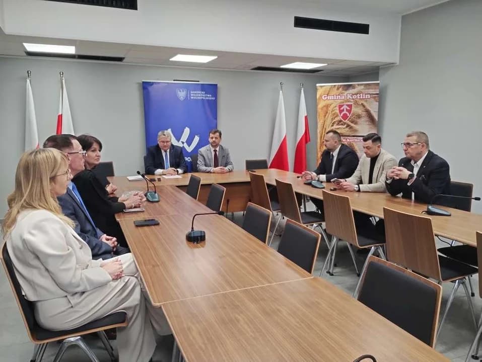 Podpisanie umów na dofinansowania dla samorządów powiatu jarocińskiego — zdjęcie 2 z 16