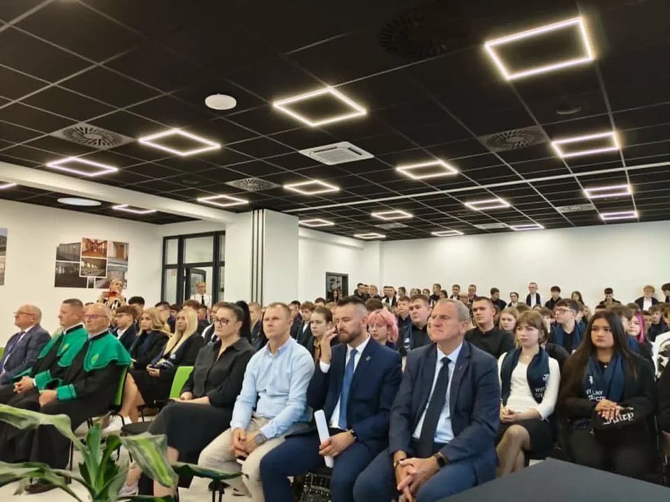 W uroczystości wzięło udział prawie 300 absolwentów Szkoły Branżowej w Jarocinie.