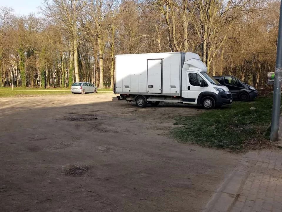 Na osiedlu 1000-lecia w Jarocinie ma powstać nowy parking. Miejsce jest, ale budowa się odwleka. Dlaczego?