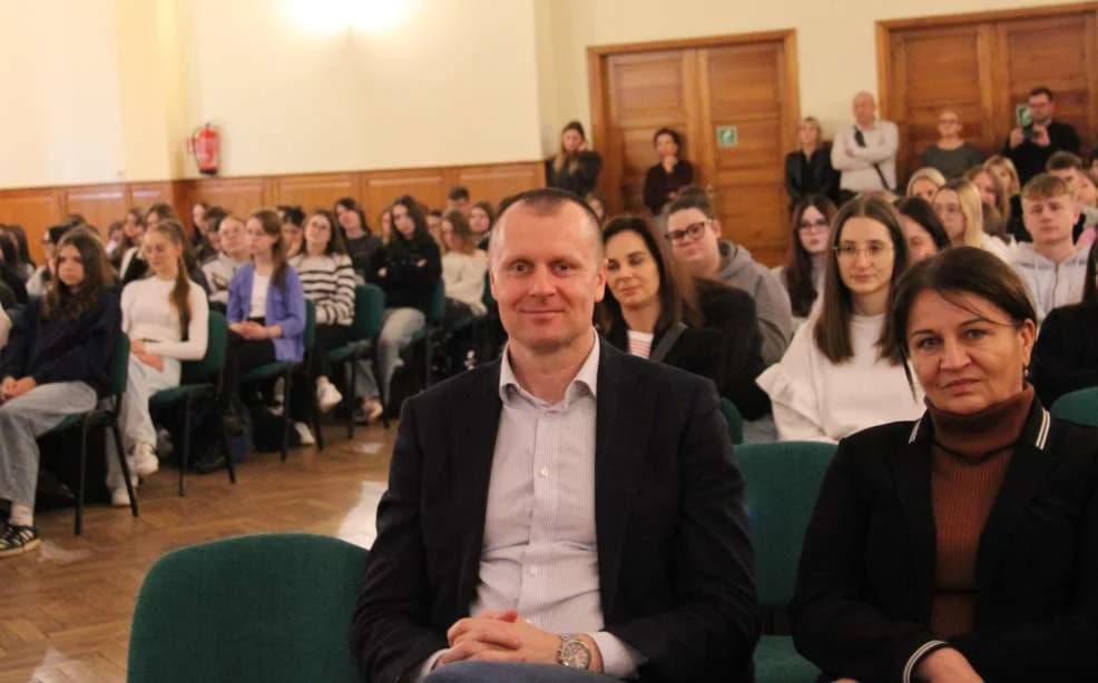 Dyrektor wystąpiła razem z uczniami na scenie - wyjątkowy koncert w jarocińskiej „jedynce” [ZDJĘCIA]