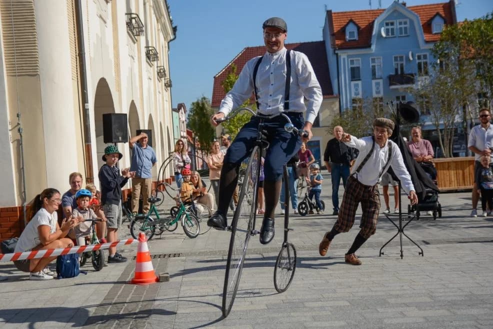 Publiczność z podziwem obserwowała akrobacje na bicyklach w Jarocinie — zdjęcie 3 z 145