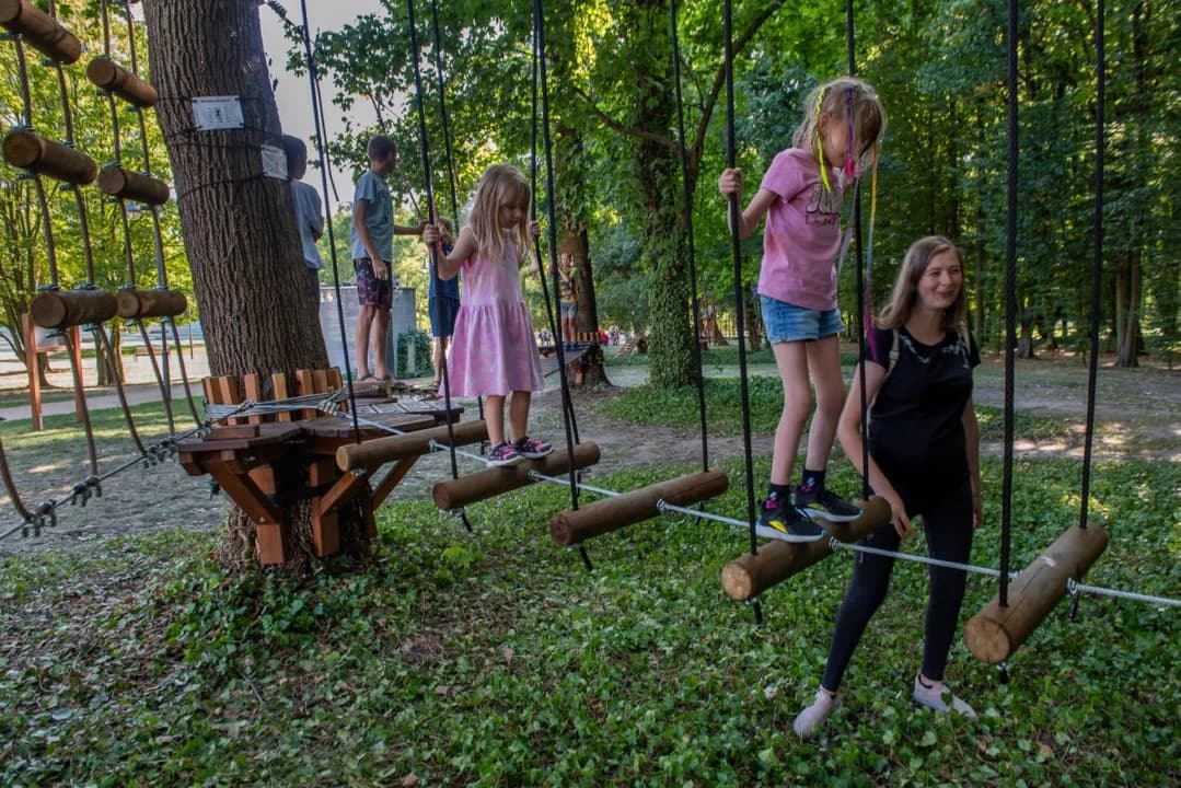 Nowa atrakcja w jarocińskim parku już gotowa. Na odważnych czeka park linowy z przeszkodami