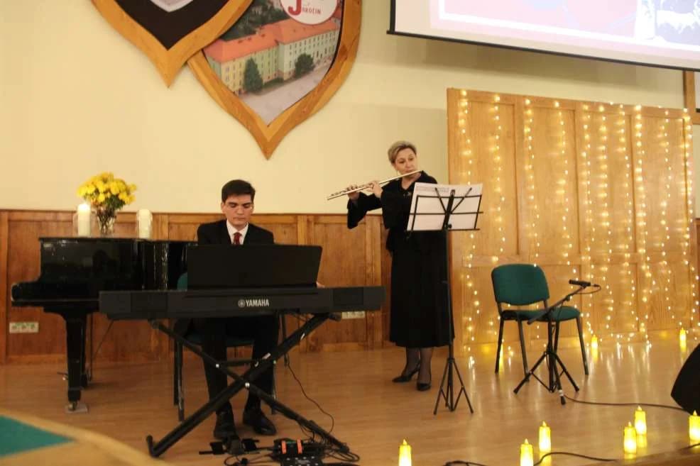 Dyrektor wystąpiła razem z uczniami na scenie - wyjątkowy koncert w jarocińskiej „jedynce” [ZDJĘCIA]