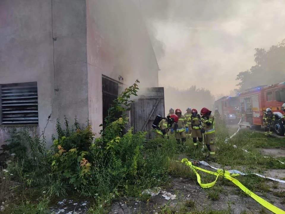 Dzięki szybkiej akcji ogień udało się opanować, zanim rozprzestrzenił się na większą część budynku.