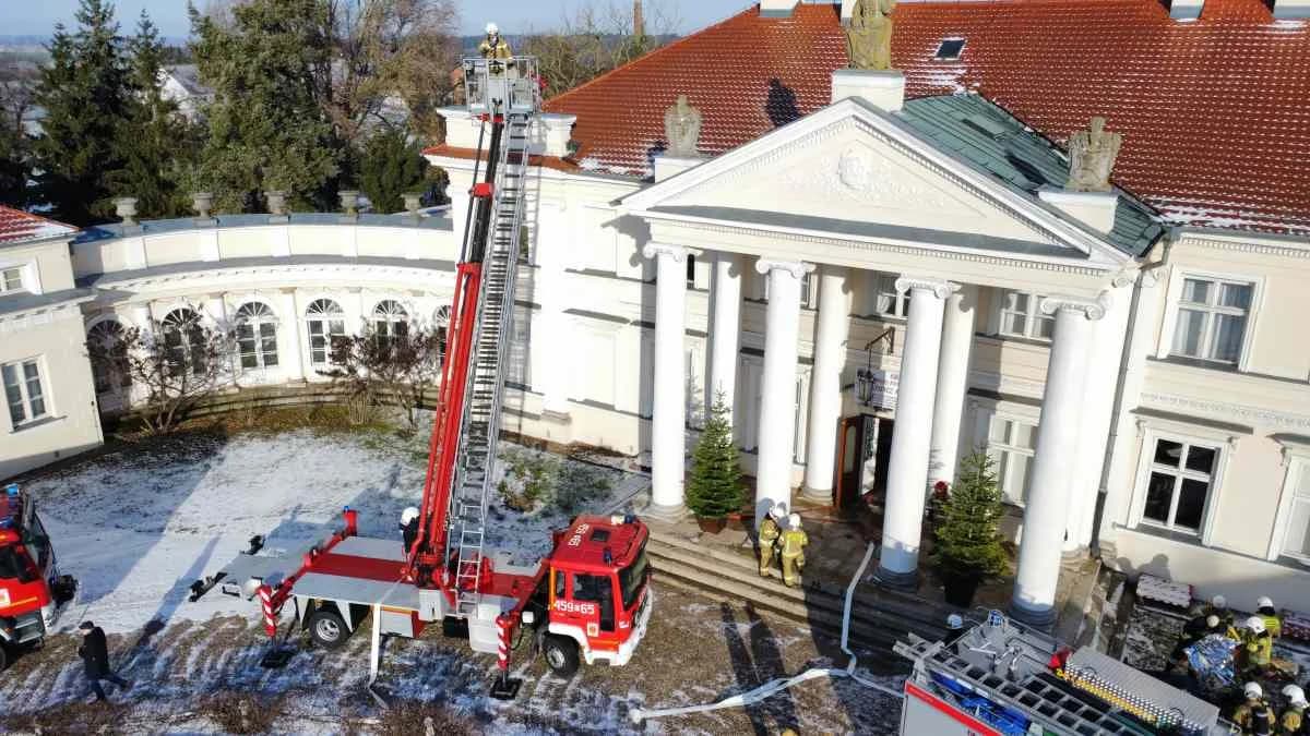 Podpalenie pałacu i ratowanie dwóch nieprzytomnych osób. Co się działo w muzeum w Śmiełowie?