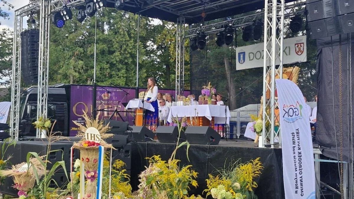 Wyjątkowe gminno-powiatowe dożynki w Chociczy. Przy pałacu, z wojewodą wielkopolską i przebojem "Ale Ale Aleksandra" [ZDJĘCIA] — zdjęcie 2 z 43