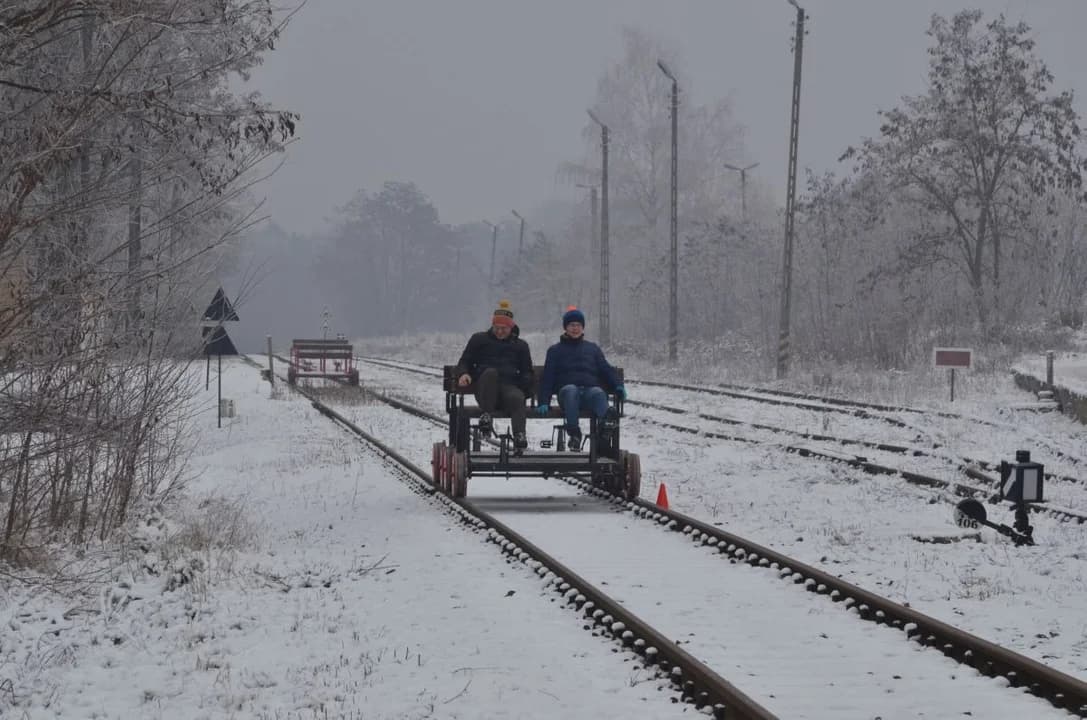 Rajd samochodów terenowych dla dzieci z Domu Dziecka w Górze