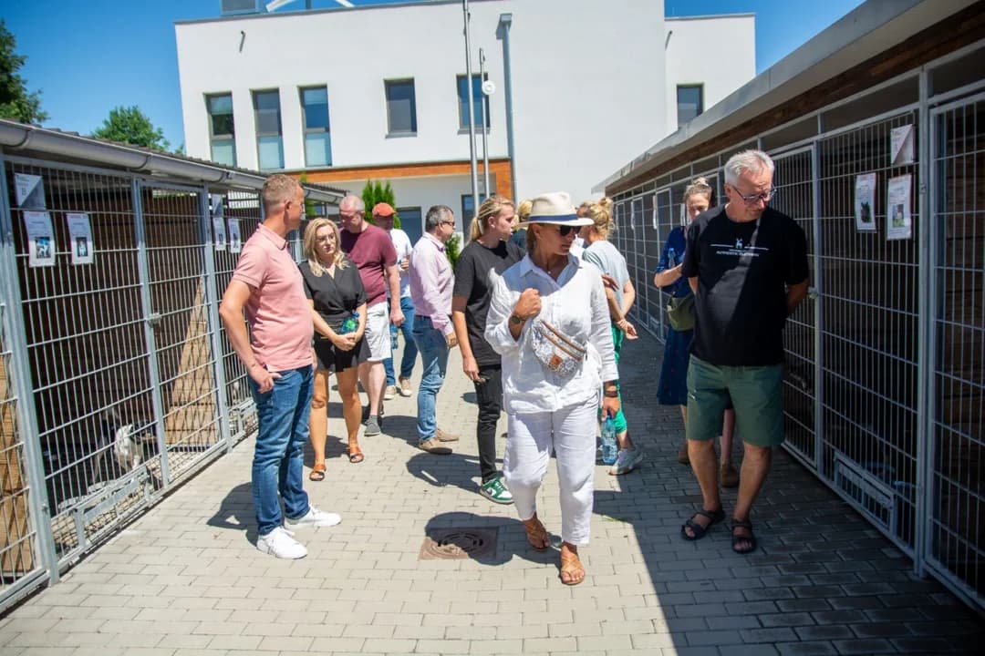Jarocińscy radni pojechali do schroniska dla zwierząt w Ostrowie Wlkp. Co tam robili?  [ZDJĘCIA]