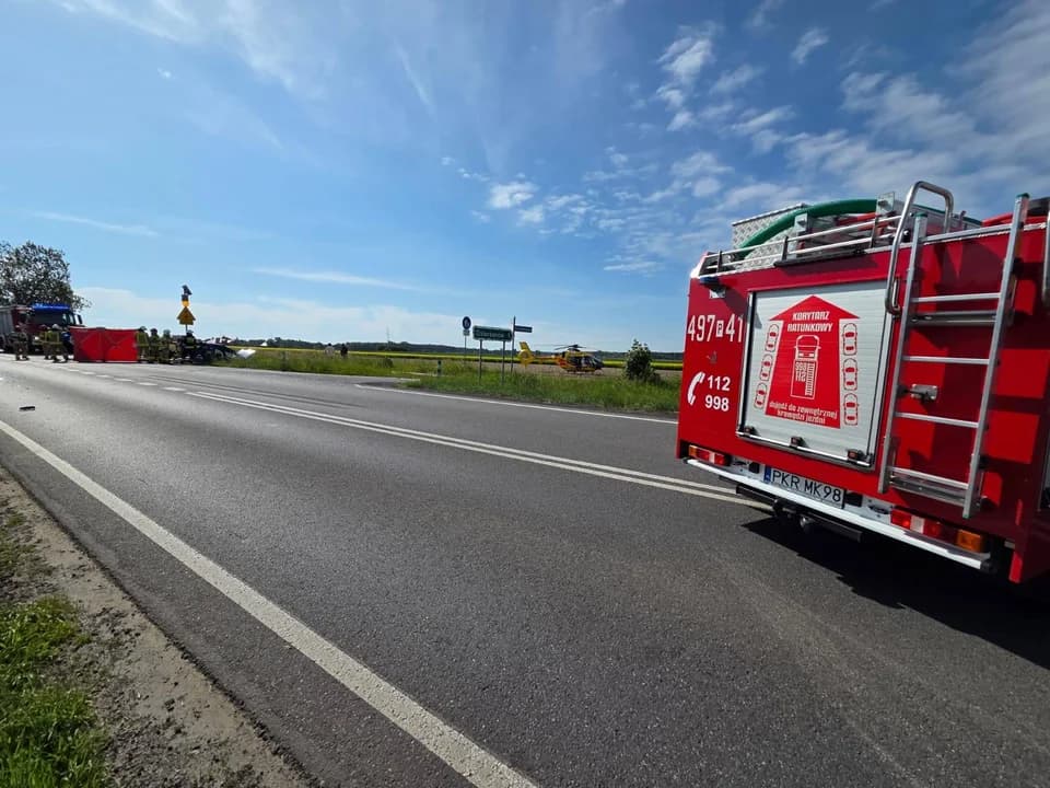 Śmiertelny wypadek w Lutogniewie. Zderzenie autobusu i dwóch samochodów — zdjęcie 2 z 14