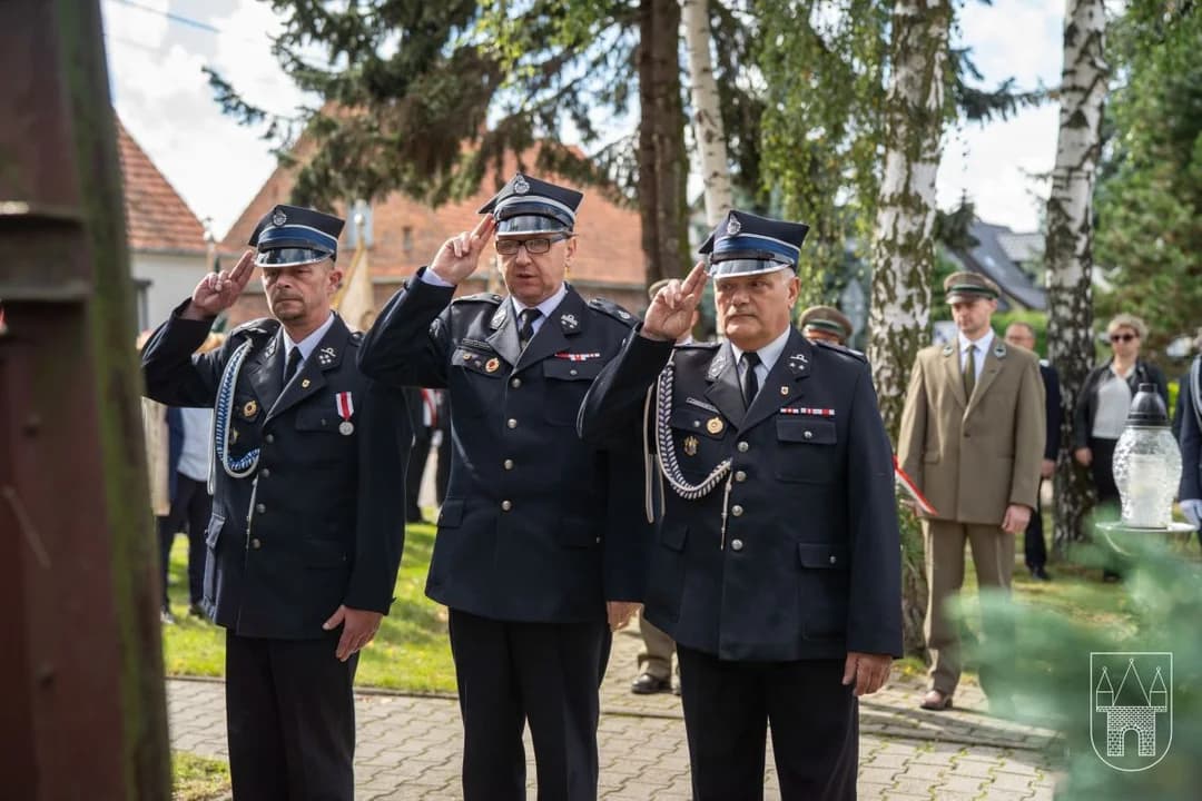 Dzień Sybiraka uczczono w Jarocinie złożeniem kwiatów i zapaleniem zniczy pod Krzyżem Martyrologii. Zabrakło prezeski [ZDJĘCIA] — zdjęcie 3 z 39