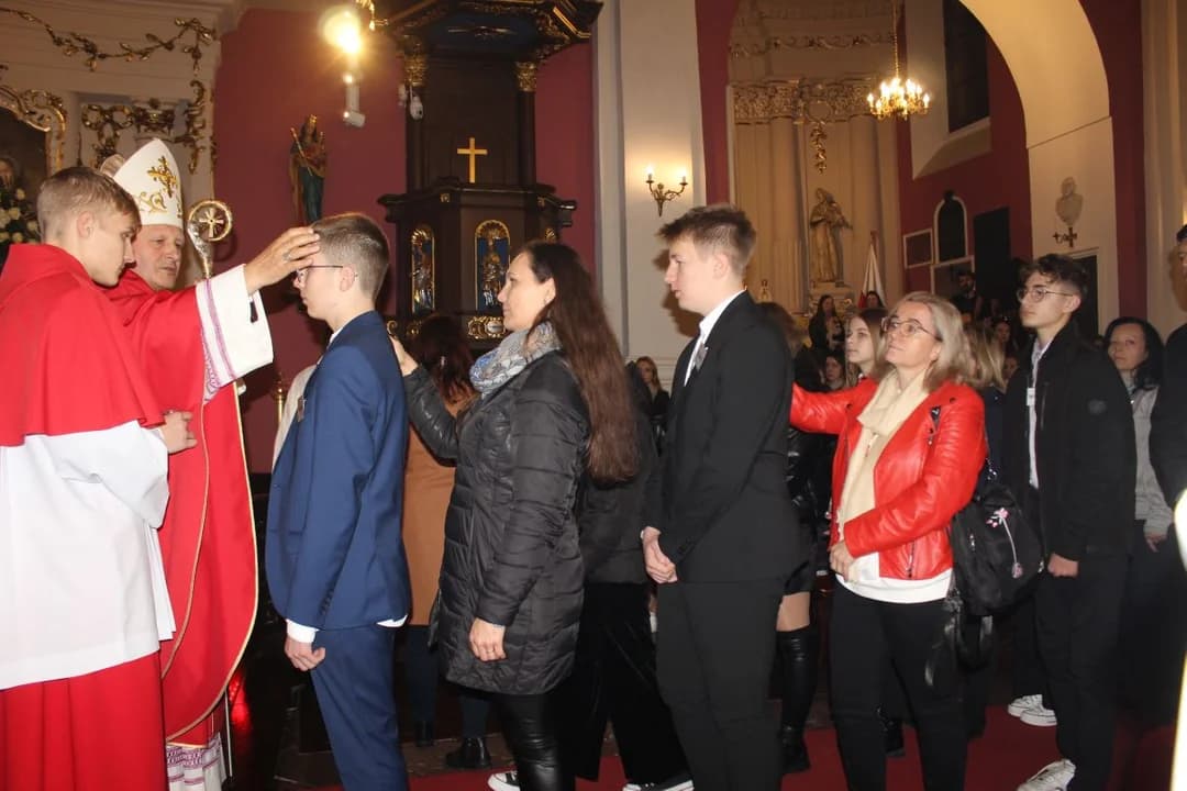 93 bierzmowanych uczniów w parafii św. Marcina w Jarocinie. Proboszcz dziękował za hojność  [ZDJĘCIA]
