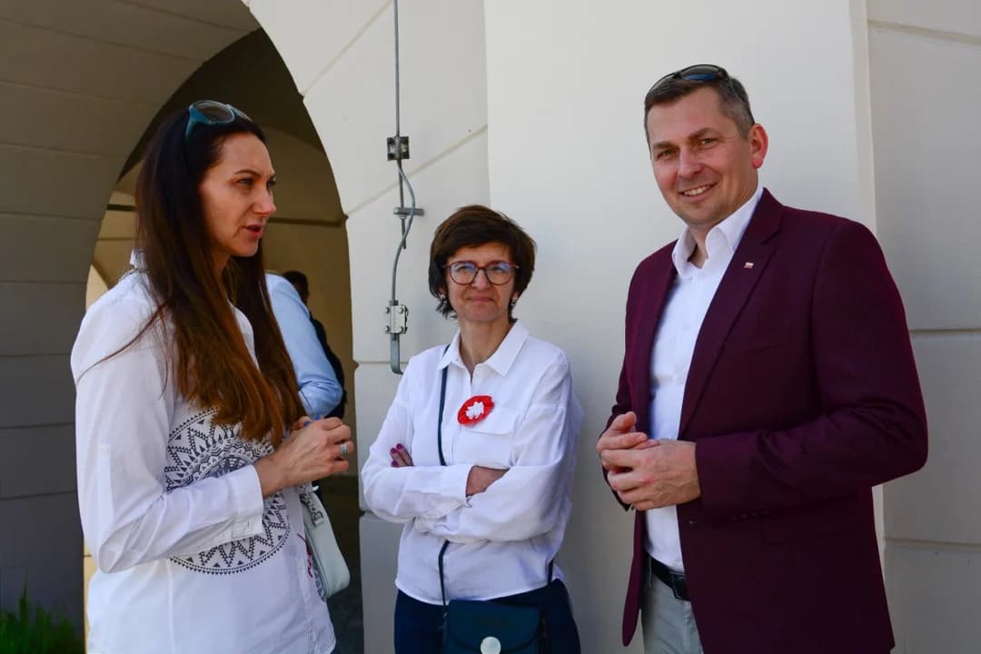 Biało-czerwony happening z ciastkami na rynku. Dzień Flagi w Jarocinie [ZDJĘCIA] — zdjęcie 6 z 32