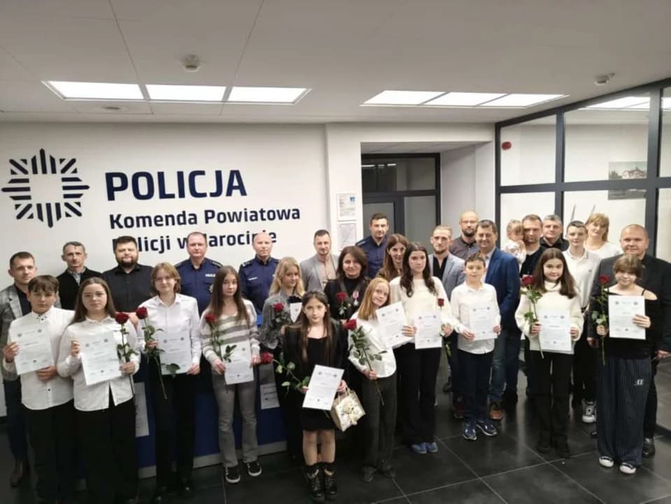 Gala w komendzie policji. Wyjątkowy medal dla wicestarosty i stypendia dla uzdolnionych uczniów [ZDJĘCIA]