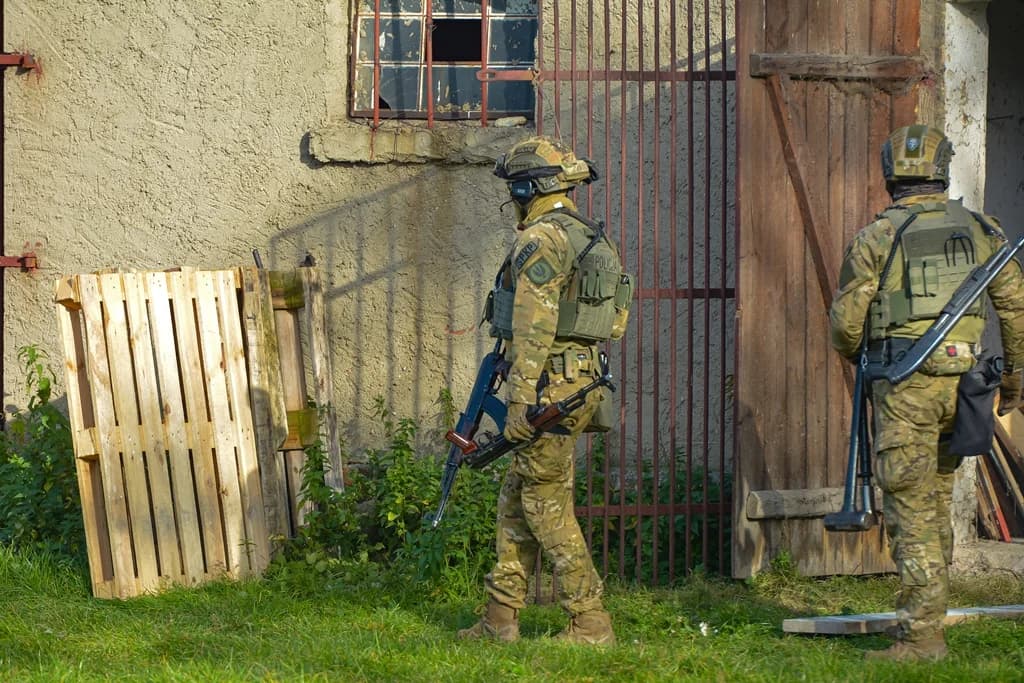 Katastrofa samolotu, uzbrojeni przestępcy i działania antyterrorystów - duże ćwiczenia policji i służb ratowniczych [ZDJĘCIA I FILM]