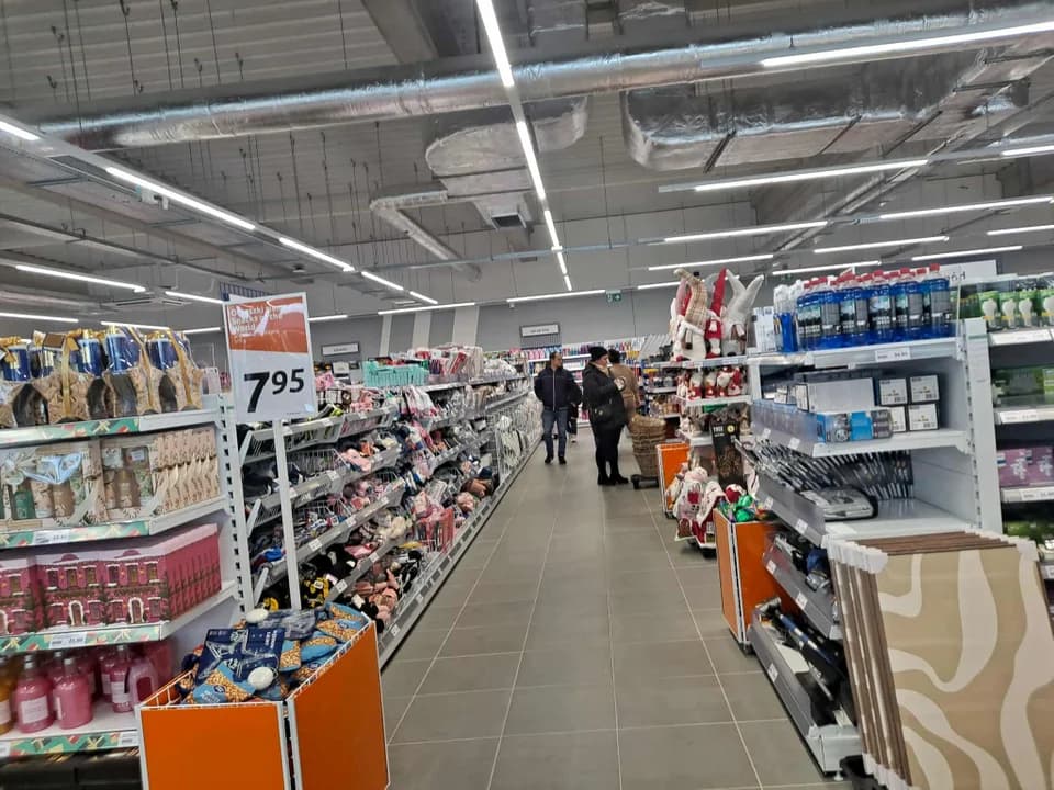W poniedziałek 1 grudnia od wczesnych godzin porannych parkingi są oblężone, a chętnych do zakupów nie brakuje