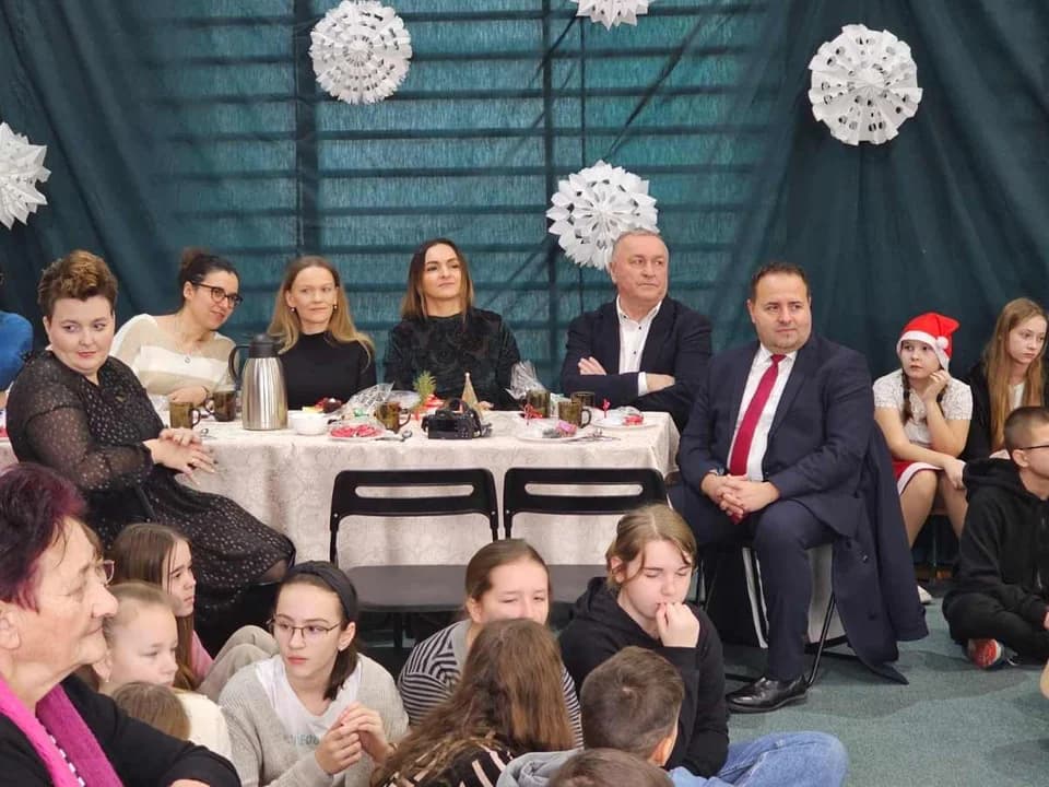 Świąteczny dzień seniora w szkole w Kolniczkach — zdjęcie 2 z 33