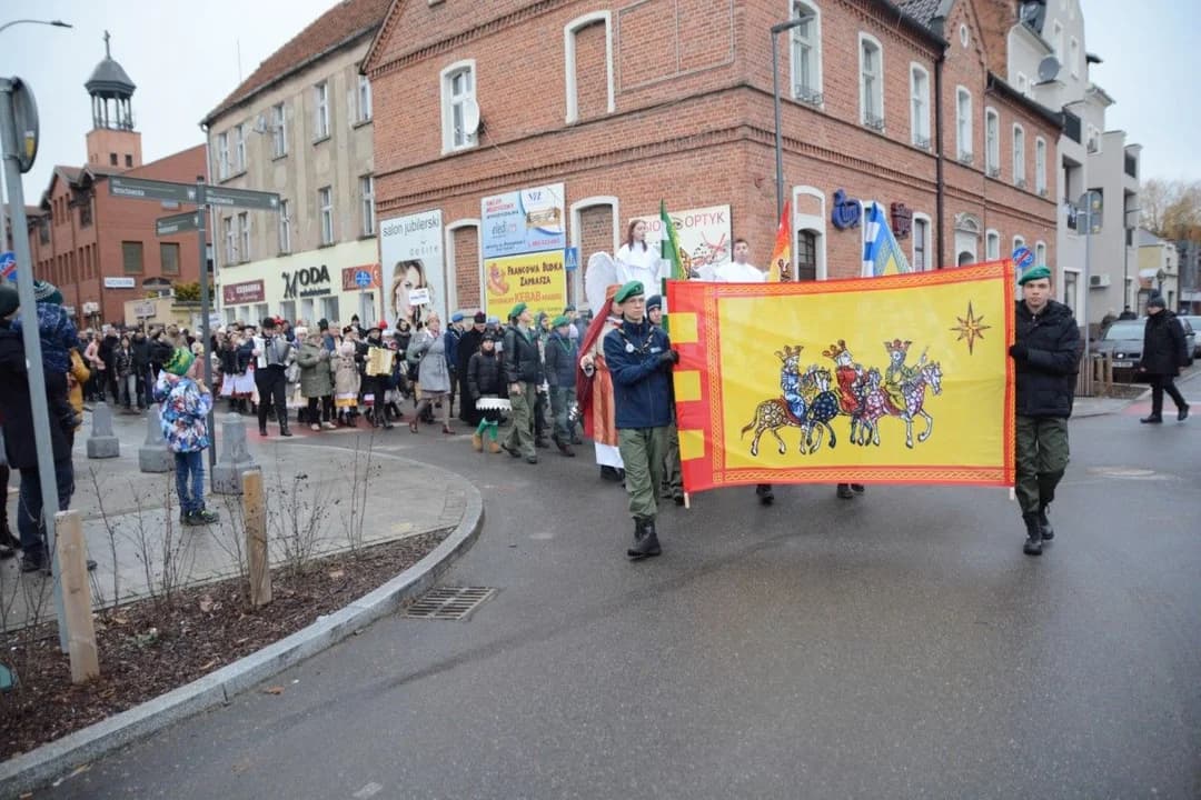 14. Jarocińskie Kolędowanie z Orszakiem Trzech Króli. Najwięcej było przedszkolaków  [ZDJĘCIA]