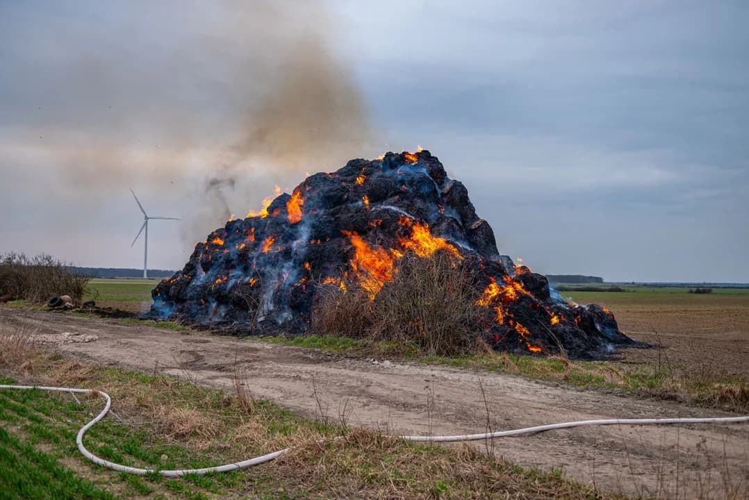 Pożar stogu słomy. Strażacy w akcji — zdjęcie 2 z 32