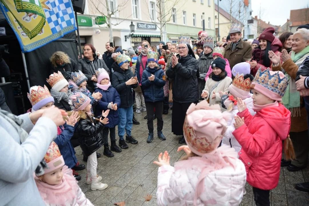 14. Jarocińskie Kolędowanie z Orszakiem Trzech Króli. Najwięcej było przedszkolaków  [ZDJĘCIA]