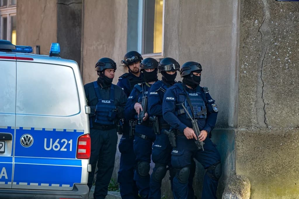 Katastrofa samolotu, uzbrojeni przestępcy i działania antyterrorystów - duże ćwiczenia policji i służb ratowniczych [ZDJĘCIA I FILM]