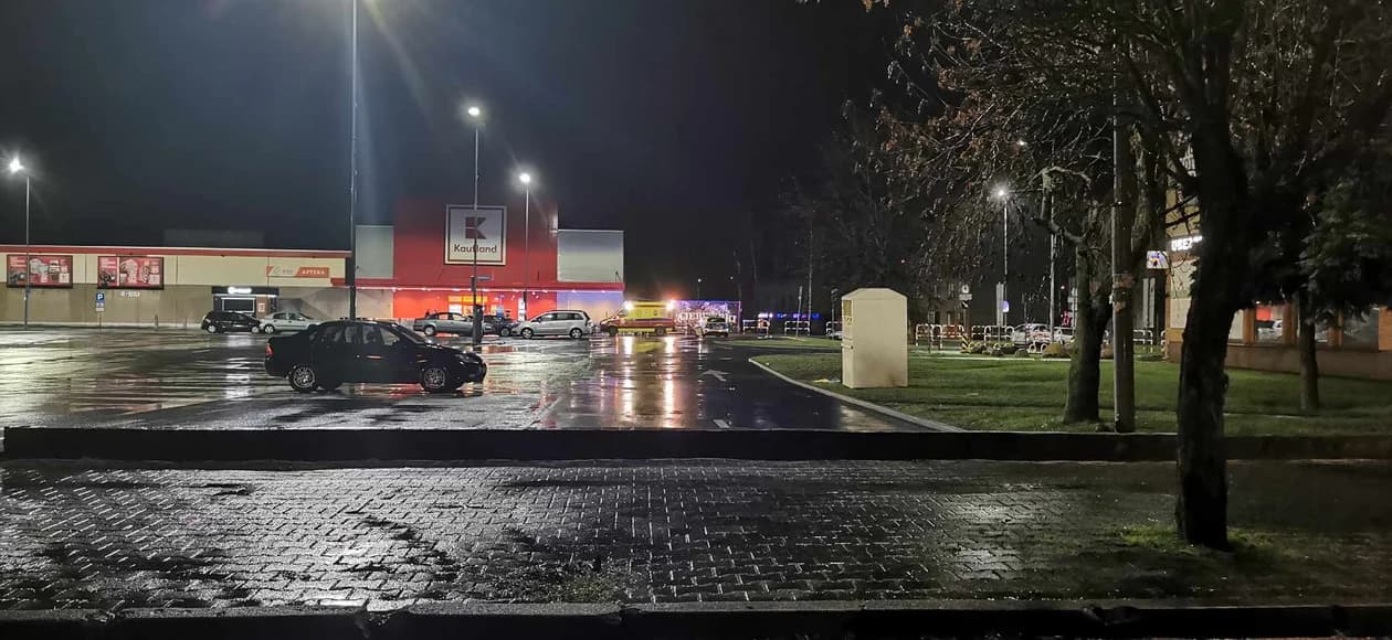 Pod marketem w Jarocinie interweniowało pogotowie i policja [ZDJĘCIA] — zdjęcie 2 z 4
