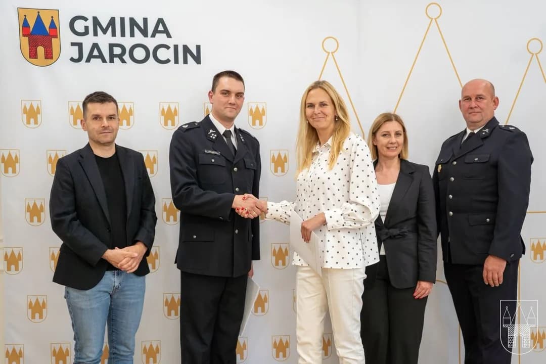 W jarocińskim Ratuszu podpisana została umowa na dofinansowanie do samochodu dla OSP Radlin — zdjęcie 3 z 5