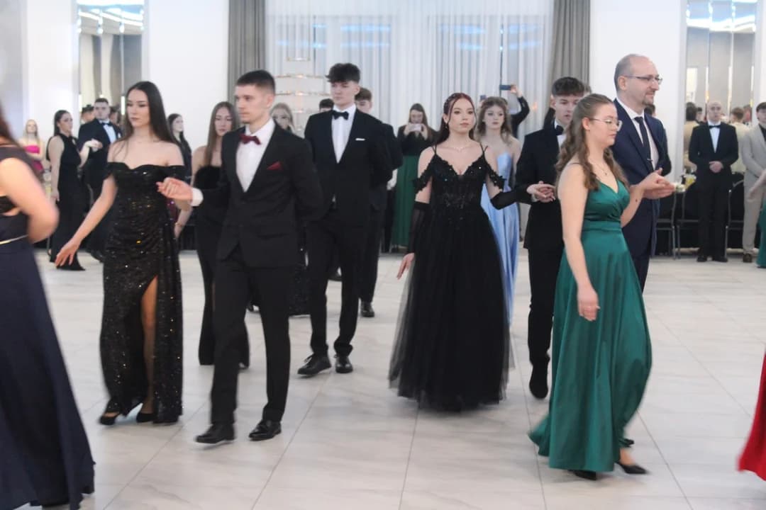 Studniówka Zespołu Szkół Przyrodniczo-Biznesowych w Tarcach. Wspaniały bal przed nowym etapem w życiu