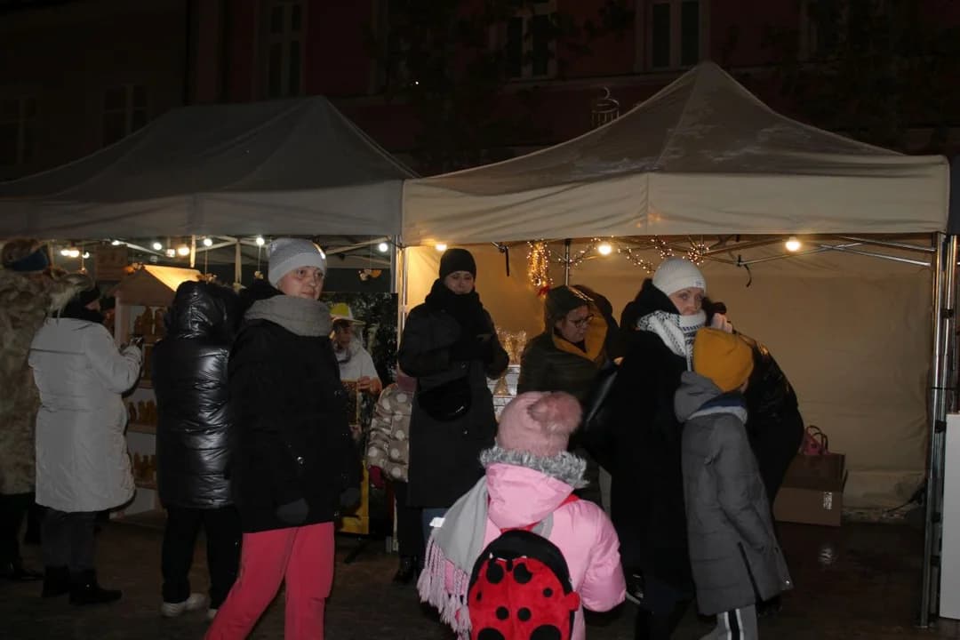 Choinka na Rynku w Jarocinie, Mikołajki i Jarmark Bożonarodzeniowy — zdjęcie 6 z 155