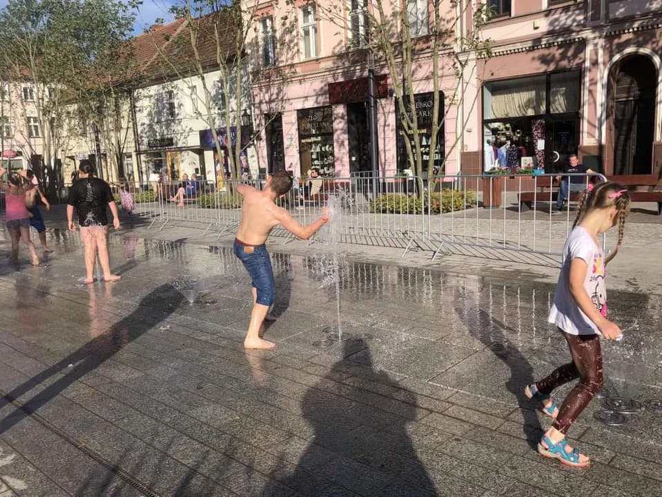 Kąpiel w fontannie na jarocińskim Rynku — zdjęcie 2 z 6