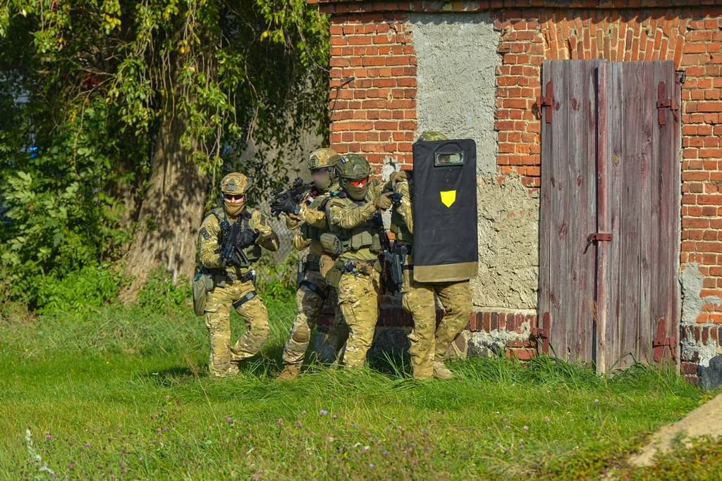 Katastrofa samolotu, uzbrojeni przestępcy i działania antyterrorystów - duże ćwiczenia policji i służb ratowniczych [ZDJĘCIA I FILM]