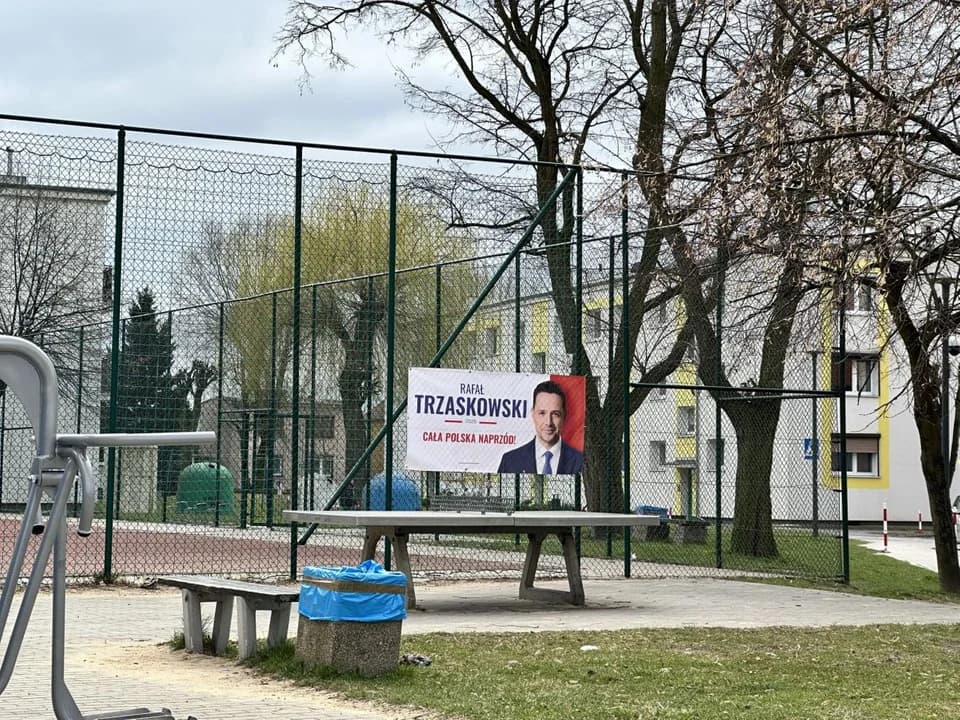 Baner tego samego kandydata został wywieszony na ogrodzeniu boiska przy ul. Tysiąclecia (teren gminy), którym zarządza JTBS. Nie było na to zgody komitet został wezwany do wyjaśnień - informuje magistrat