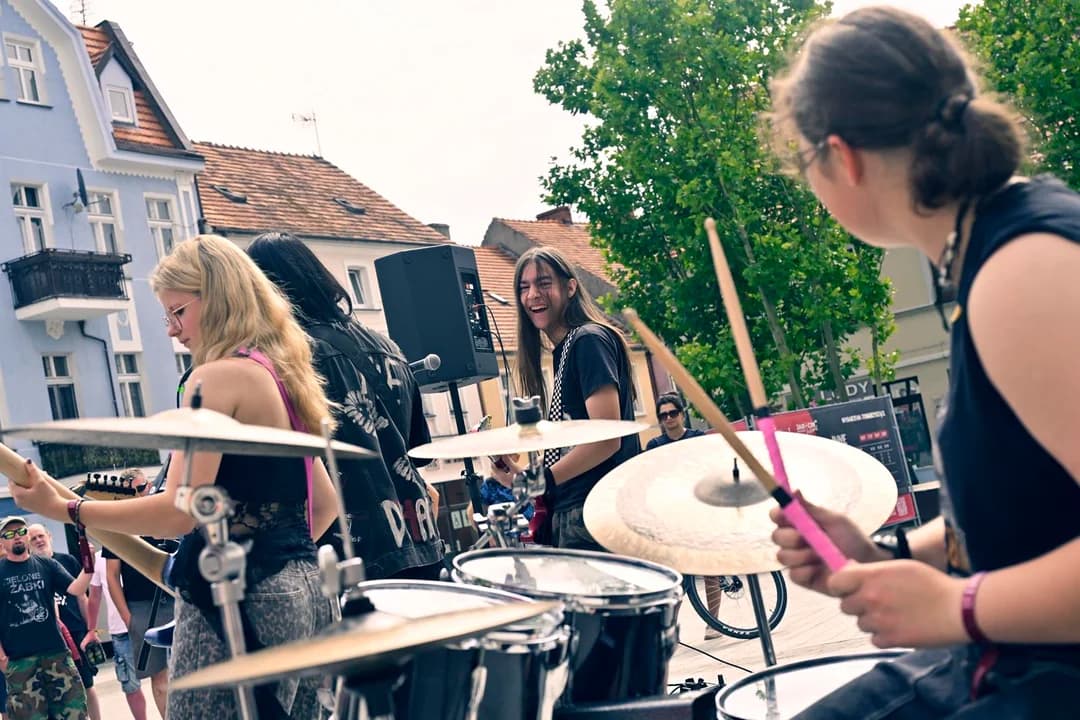 Jarocin Festiwal 2026. Występ zespołu Rozkład Jazdy i wystawa kończąca warsztaty plastyczne