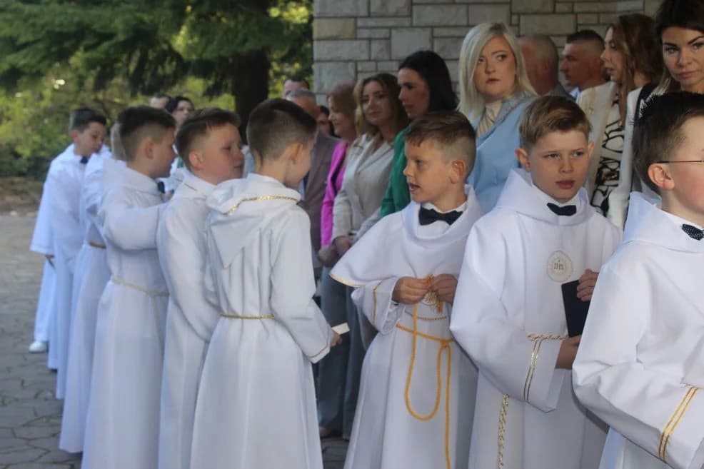 Pierwsza Komunia Święta w parafii św. Antoniego Padewskiego w Jarocinie — zdjęcie 6 z 445