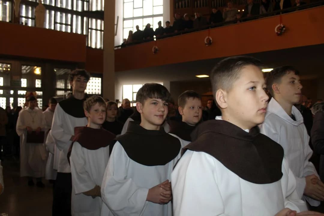 Franciszkanie w Jarocinie rozpoczęli świętowanie 90-lecia z biskupem kaliskim — zdjęcie 6 z 122