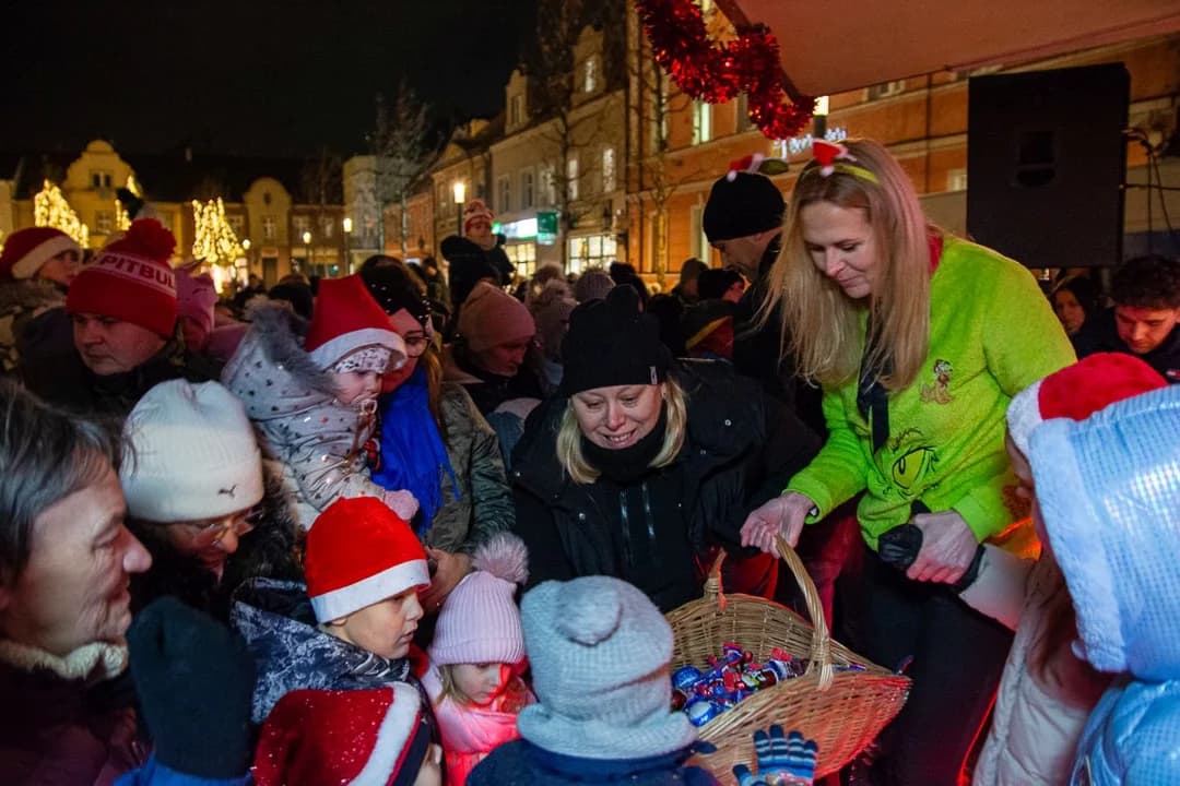 Świąteczne dekoracje rozświetliły rynek w Jarocinie. Gminne mikołajki w deszczu [ZDJĘCIA]