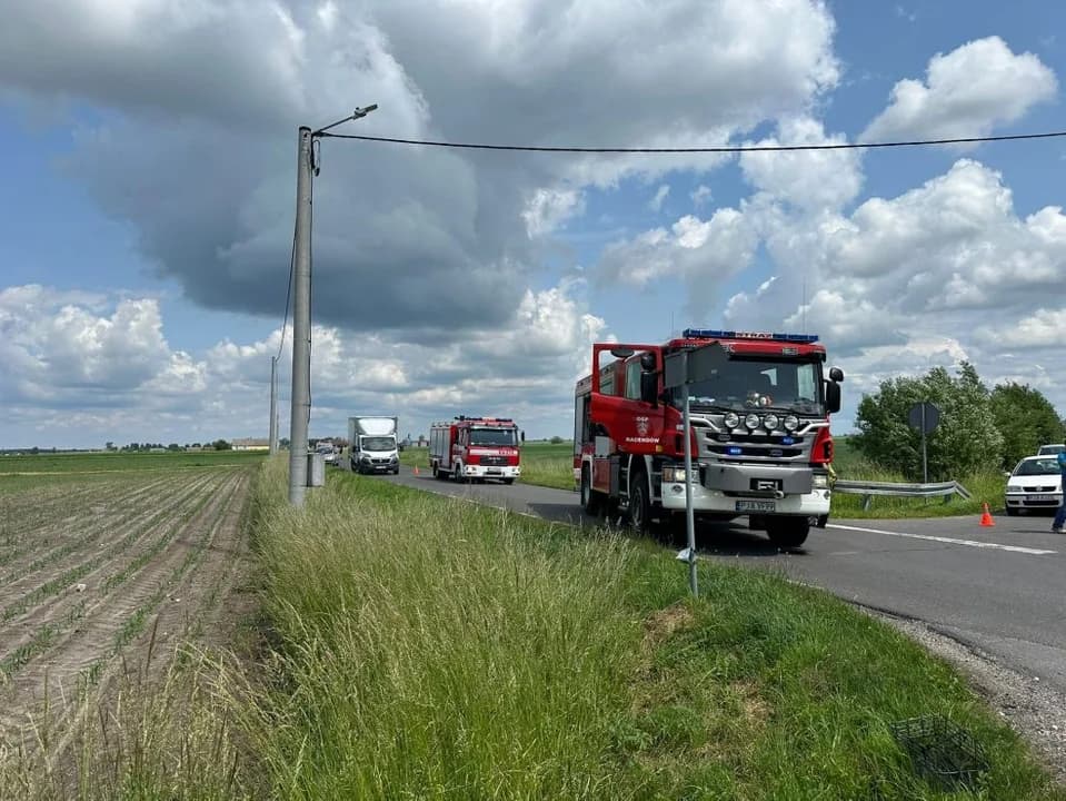 Potrącenie rowerzystki w gminie Kotlin. Auto leży na boku — zdjęcie 2 z 3