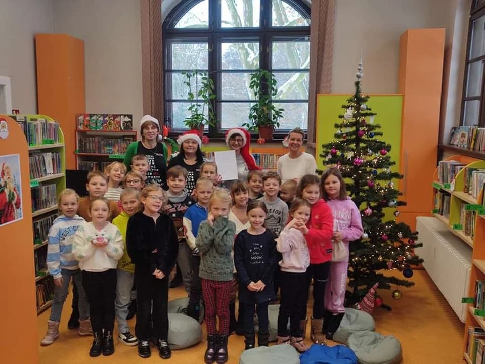 „Mikołajkowe Czytanie” w Bibliotece Publicznej Miasta i Gminy Jarocin — zdjęcie 2 z 80