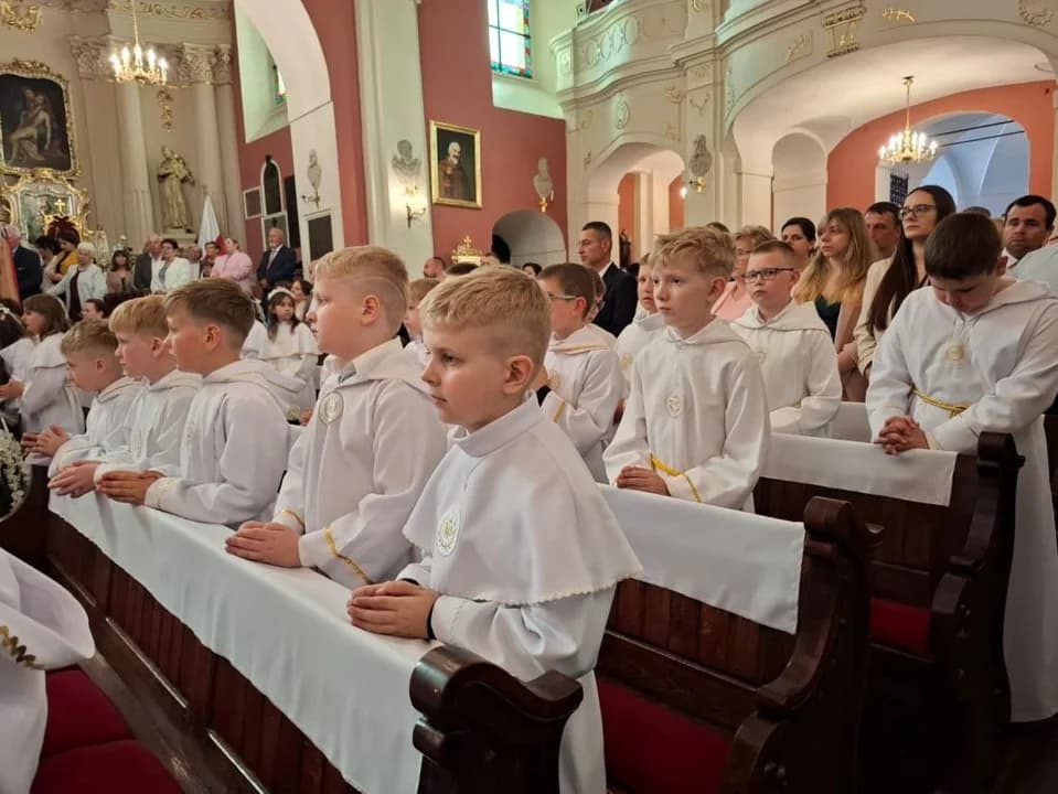 Pierwsza Komunia Święta w parafii św. Marcina w Jarocinie — zdjęcie 6 z 77