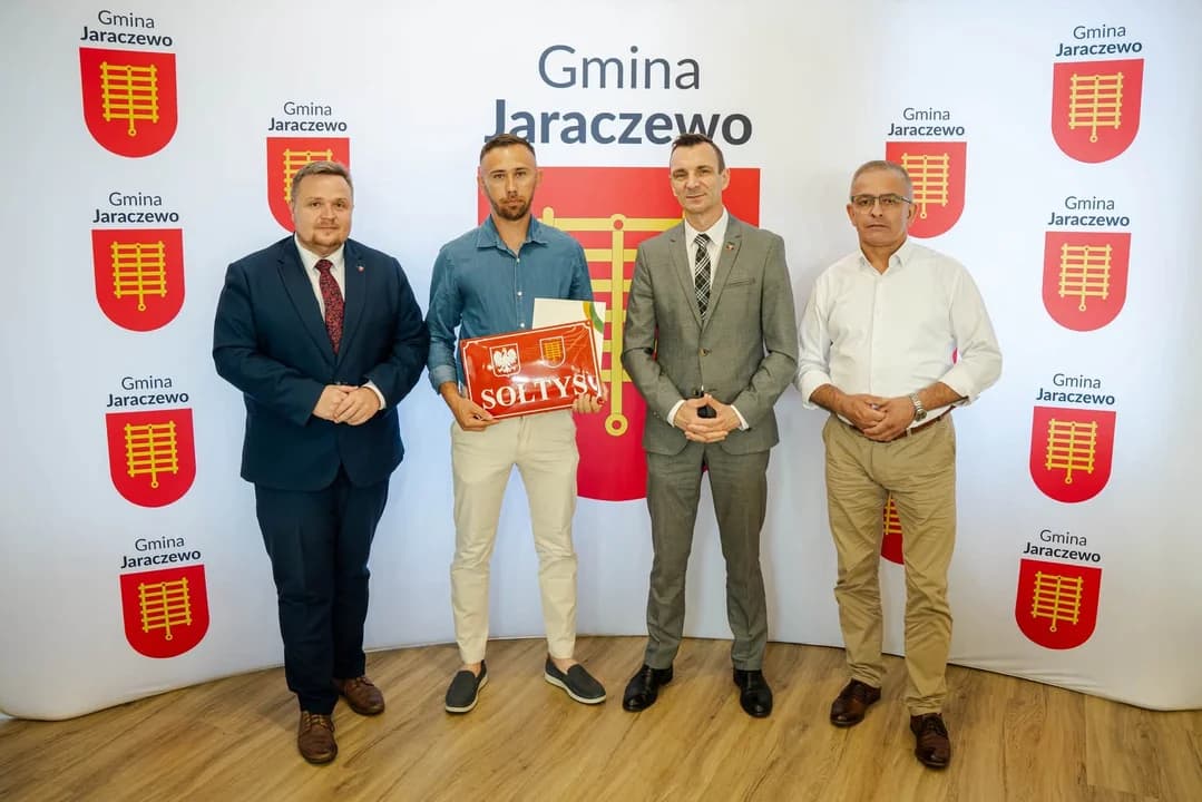 Dominik Grobelny został sołtysem Suchorzewka. Na zdjęciu Bartosz Banaszak - burmistrz Jaraczewa, Dominik Grobleny - sołtys Suchorzewka, Karol Banszak - zastępca burmistrza Jaraczewa oraz Damian Kmiecik - przewodniczący Rady Miasta i Gminy Jaraczewo