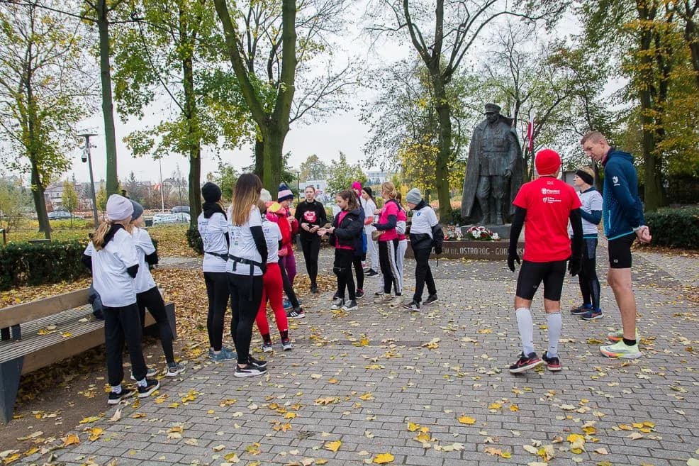 Biegacze Jarocin pobiegli szlakiem pomników poświęconych bohaterom Ziemi Jarocińskiej — zdjęcie 3 z 29