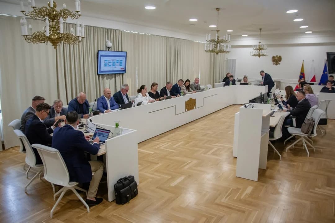 Na sali sesyjnej było 20 spośród 21 radnych.