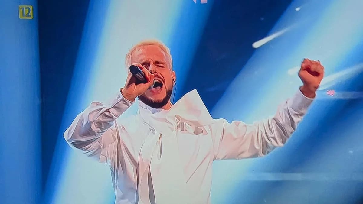 Filip Mettler w trakcie swojego występu w pierwszym odcinku na żywo The Voice of Poland