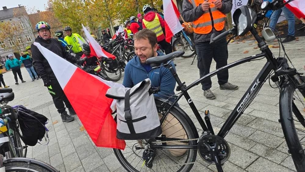 107 kilometrów dla Niepodległej. Sztafeta z RoweLOVE Jarocin wyruszyła z rynku [ZDJĘCIA] — zdjęcie 6 z 72