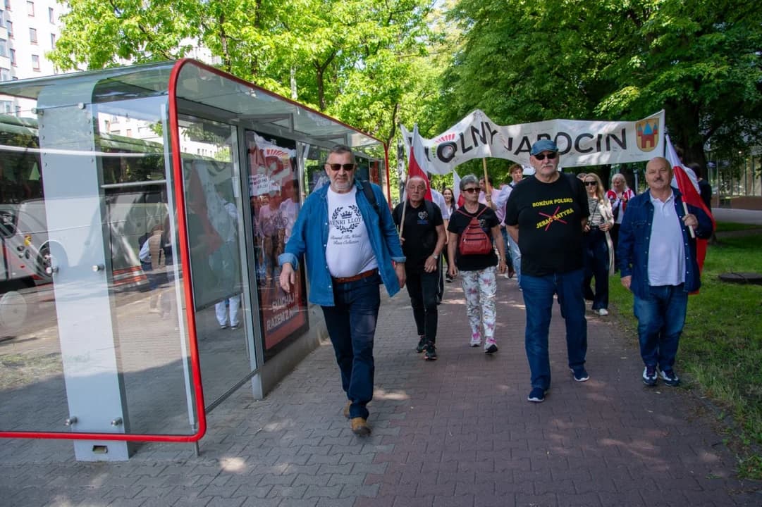 Dwa marsze w niedzielę w Warszawie. Pojechali na nie również jarociniacy [ZDJĘCIA] — zdjęcie 2 z 109