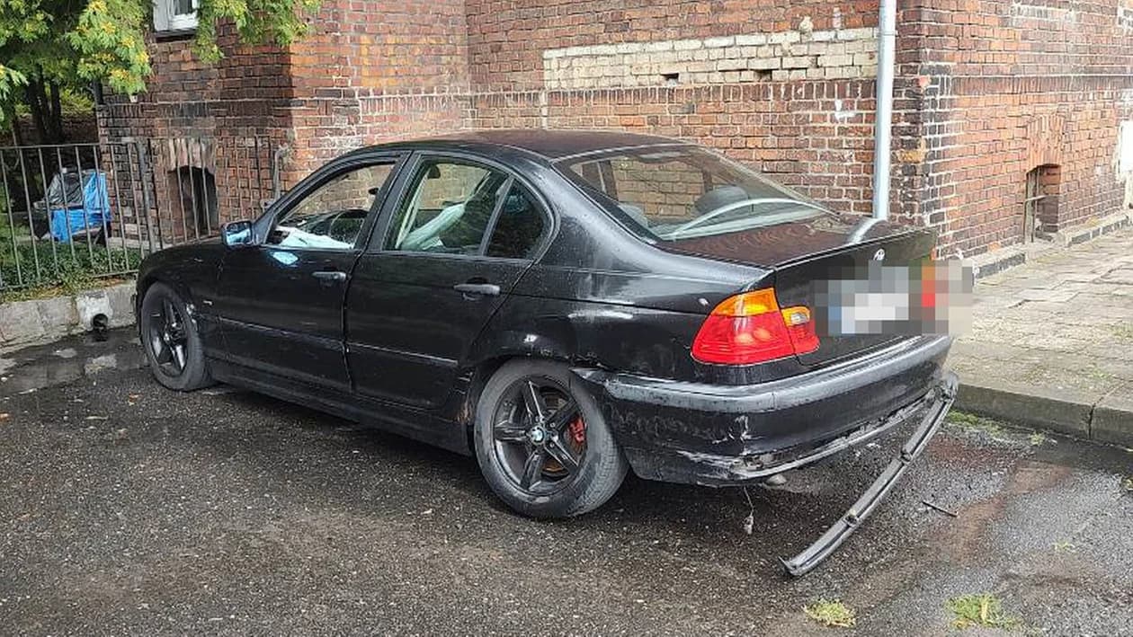 Po kolizji porzucił BMW na prywatnym parkingu w Jarocinie. Teraz powstał problem.