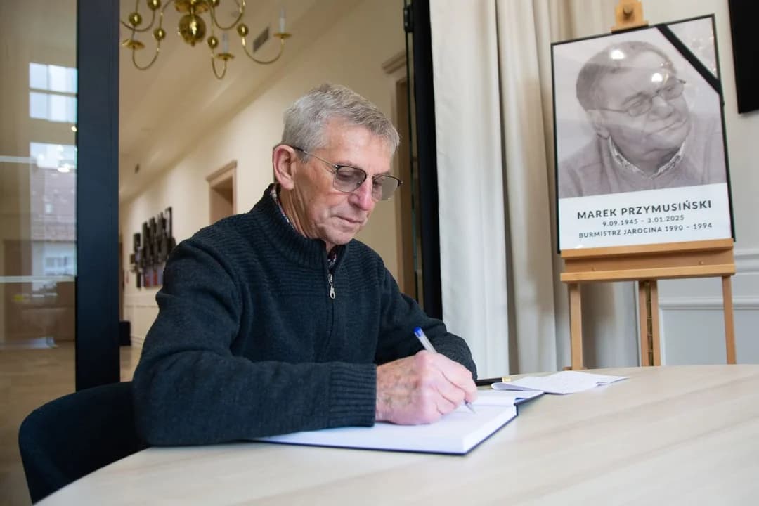 Księga kondolencyjna ku pamięci Marka Przymusińskiego w ratuszu w Jarocinie [ZDJĘCIA]