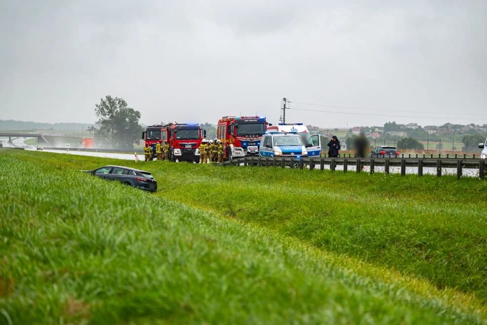 Trzy osoby trafiły do szpitala po wypadku na obwodnicy Jarocina
