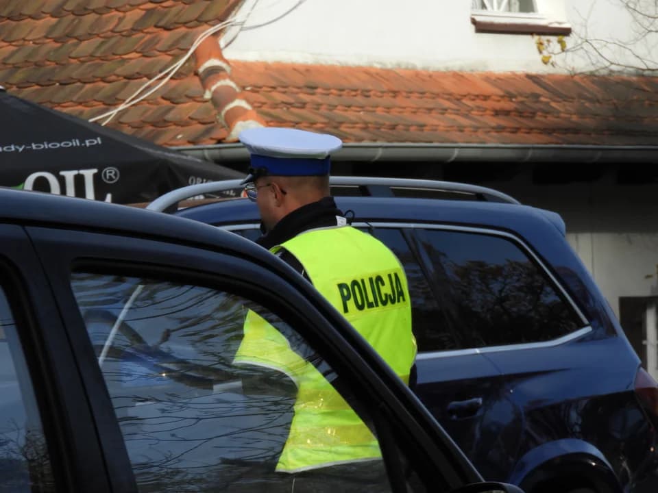 Policja zwiększyła ilość patroli i pomagała kierowcom poruszać się w rejonach nekropolii.