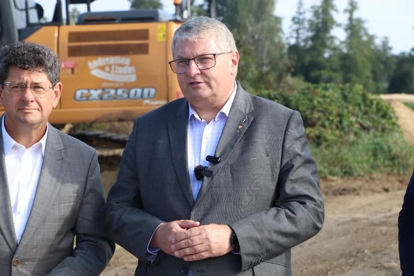 W gminie Gizałki rusza przebudowa drogi wojewódzkiej nr 443. - To bardzo ważne i wyczekiwane zadanie. Przygotowywaliśmy się do niego wiele lat, czekaliśmy m.in. za dokumentacją. Dzisiaj możemy powiedzieć, że zaczynają się pierwsze prace - mówił podczas konferencji zorganizowanej w Nowej Wsi wicemarszałek województwa wielkopolskiego Krzysztof Grabowski.
