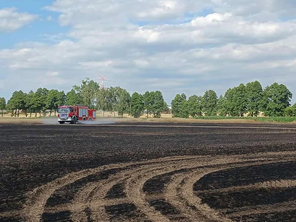 Pożar w Boguszynku w gminie Nowe Miasto — zdjęcie 6 z 26